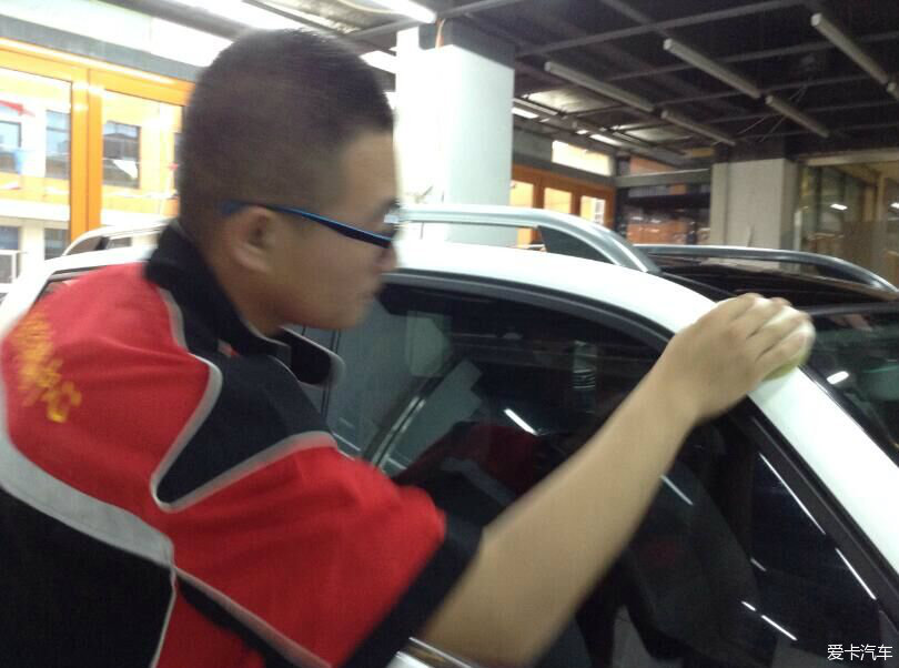 東營(yíng)美佳汽車(chē)服務(wù)中心 專(zhuān)業(yè)漆面護(hù)理，煥新奔馳GLK300的奪目光彩